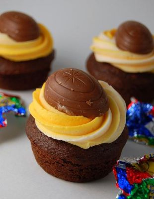 cadbury creme egg cupcakes cadbury creme egg cupcakes