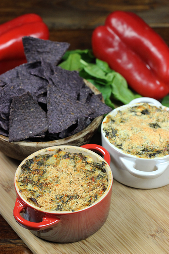 Healthy Spinach Artichoke Dip from spciedblog.com #healthy #spinachartichoke #greekyogurt #chobani