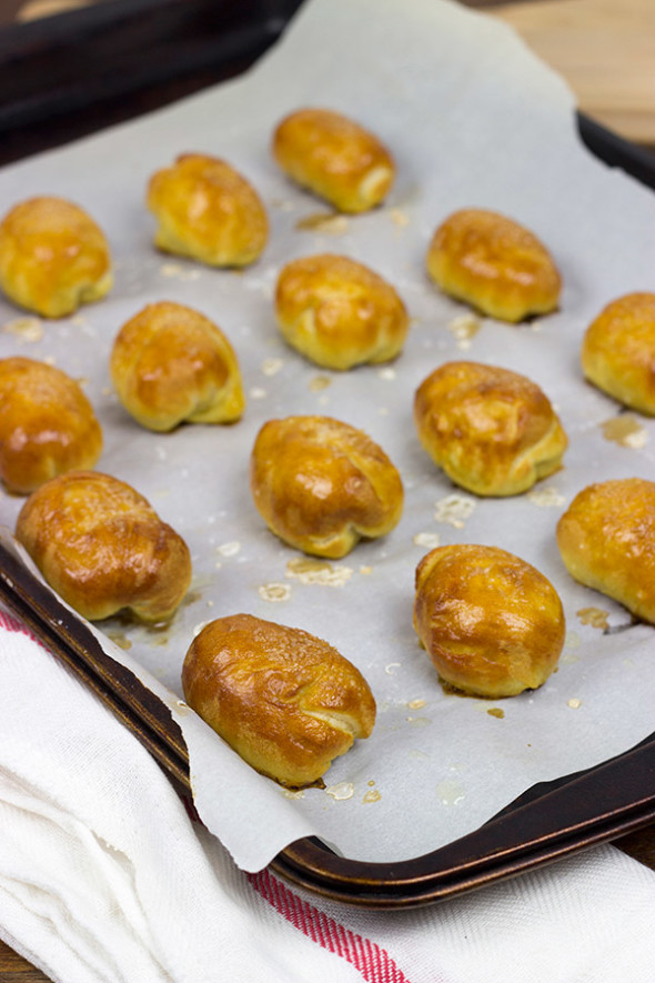 THESE ARE AMAZING! Perfect for gameday appetizers! Stuffed Pretzel Bites with Homemade Honey Mustard Dipping Sauce
