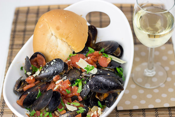 Steamed Mussels with Tomato and Garlic