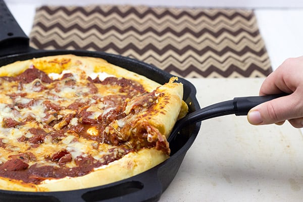 Deep Dish Skillet Pizza | Spicedblog.com