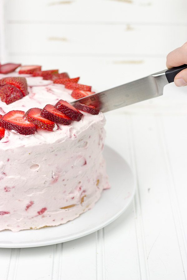 Fresh Strawberry Cake | This cake features loads of fresh strawberries and a light whipped cream topping. It's PERFECT for summer!!