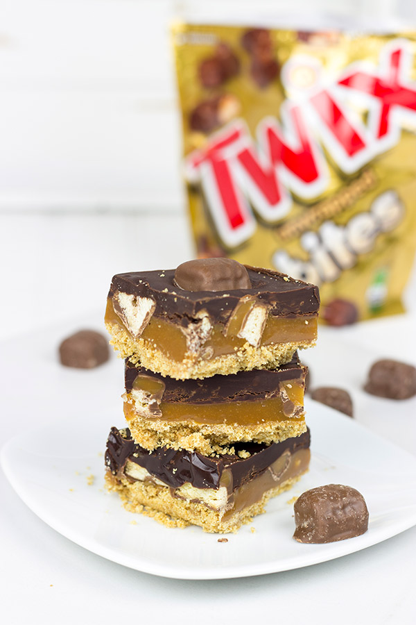 4 Layer Twix Dessert Bars: These bars are chocolatey, caramely and perfect for summer!