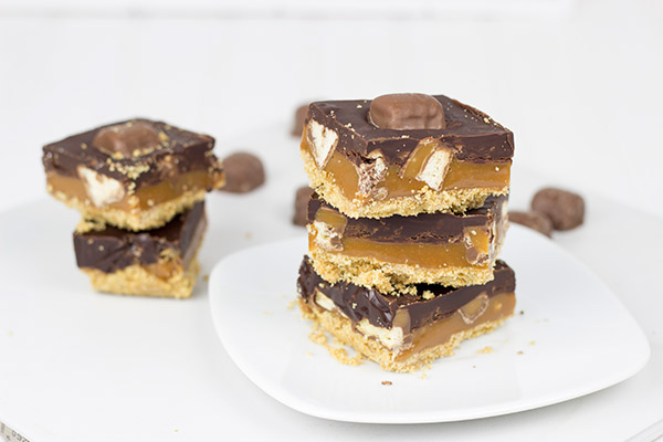 4 Layer Twix Dessert Bars: These bars are chocolatey, caramely and perfect for summer!