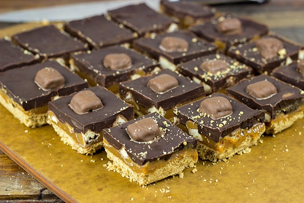 4 Layer Twix Dessert Bars: These bars are chocolatey, caramely and perfect for summer!
