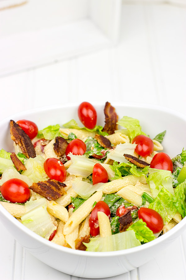 BLT Salad Pasta: Tastes just like your favorite summer sandwich...just in pasta salad form! Perfect for summer barbecues!