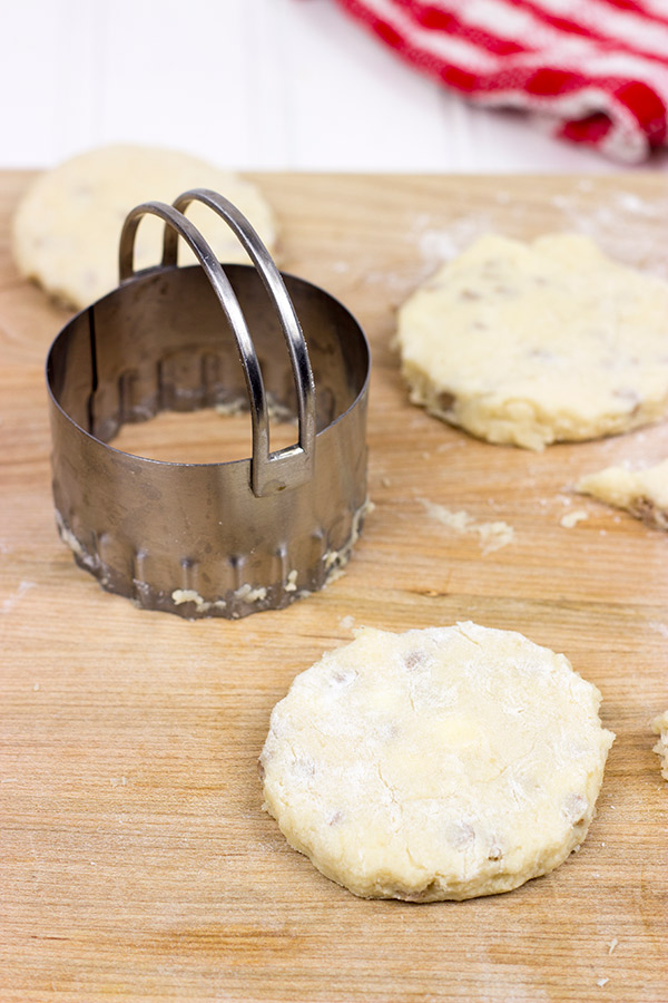 Crispy, crumbly and drizzled with a cinnamon glaze, these Cinnamon Roll Tea Cookies are a delicious partner to your morning coffee or afternoon tea!