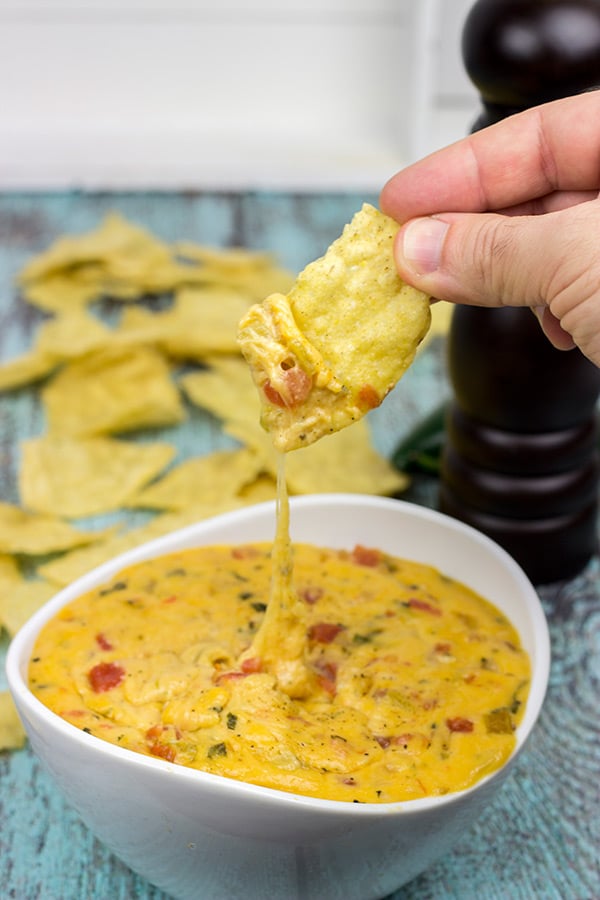 Imagine a creamy, cheesy queso dip...and then add in a smoky grilled flavor! This Smoked Chili con Queso is the perfect appetizer to enjoy during the big game!