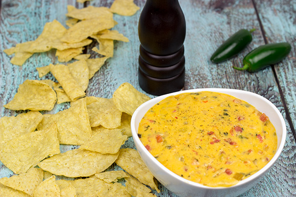 Imagine a creamy, cheesy queso dip...and then add in a smoky grilled flavor! This Smoked Chili con Queso is the perfect appetizer to enjoy during the big game!