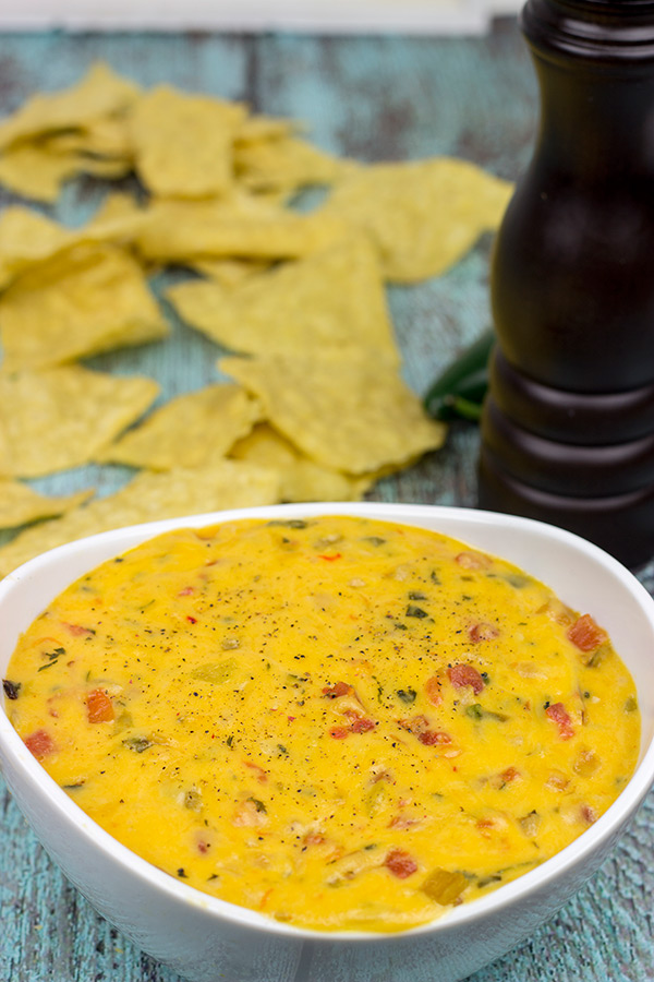 Imagine a creamy, cheesy queso dip...and then add in a smoky grilled flavor! This Smoked Chili con Queso is the perfect appetizer to enjoy during the big game!