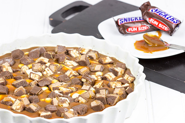 SNICKERS Ice Cream Pie: Layers of vanilla ice cream and chopped SNICKERS bars make this pie the perfect dessert for the 2nd half of the big game! #Chocolate4TheWin #shop