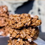 How can you go wrong with marshmallows and chocolate ghosts?? These quick and easy Count Chocula Cereal Treats are perfect for Halloween!