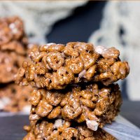 How can you go wrong with marshmallows and chocolate ghosts?? These quick and easy Count Chocula Cereal Treats are perfect for Halloween!