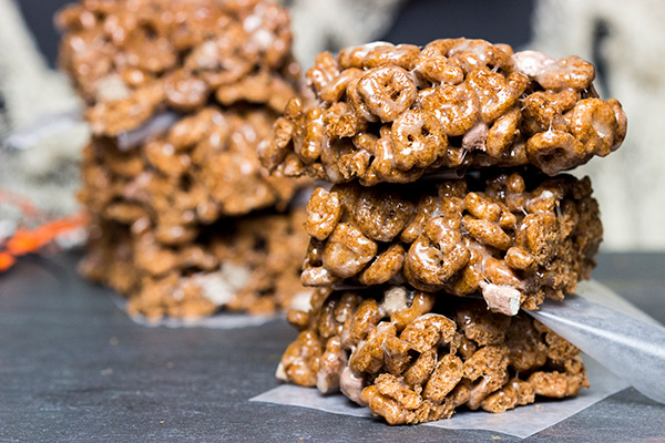 How can you go wrong with marshmallows and chocolate ghosts?? These quick and easy Count Chocula Cereal Treats are perfect for Halloween!