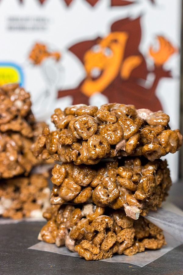 How can you go wrong with marshmallows and chocolate ghosts?? These quick and easy Count Chocula Cereal Treats are perfect for Halloween!