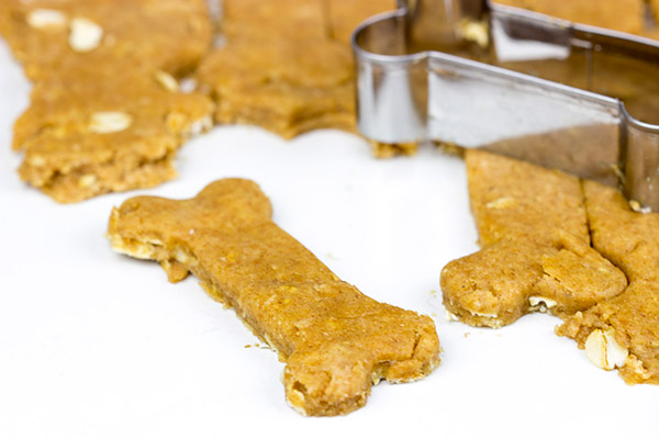 These Peanut Butter Oat Dog Bones are easy...and sure to get a high-five from your 4-legged friends! #EveryDayCare