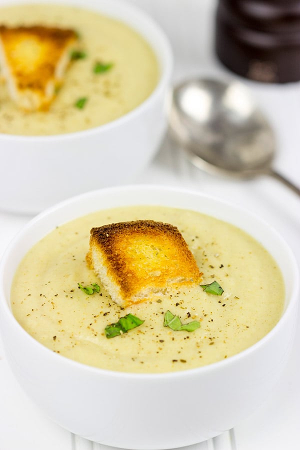 Seasoned with curry powder and cumin, a hot bowl of this Roasted Cauliflower Soup is the perfect lunch on cold winter day!