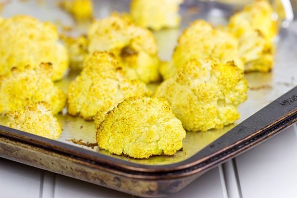 Seasoned with curry powder and cumin, a hot bowl of this Roasted Cauliflower Soup is the perfect lunch on cold winter day!