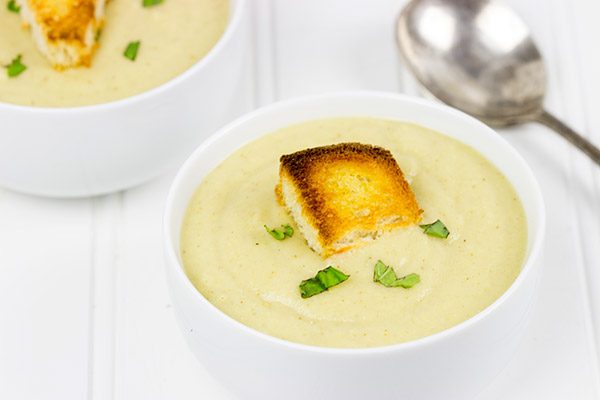 Seasoned with curry powder and cumin, a hot bowl of this Roasted Cauliflower Soup is the perfect lunch on cold winter day!