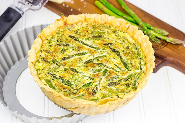 Mix up dinner tonight with this tasty Roasted Asparagus and Gruyere Quiche!