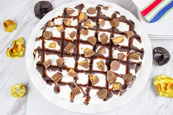 No-bake your way to deliciousness with this No-Bake Peanut Butter Pie!