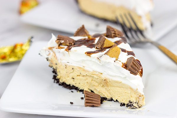 No-bake your way to deliciousness with this No-Bake Peanut Butter Pie!