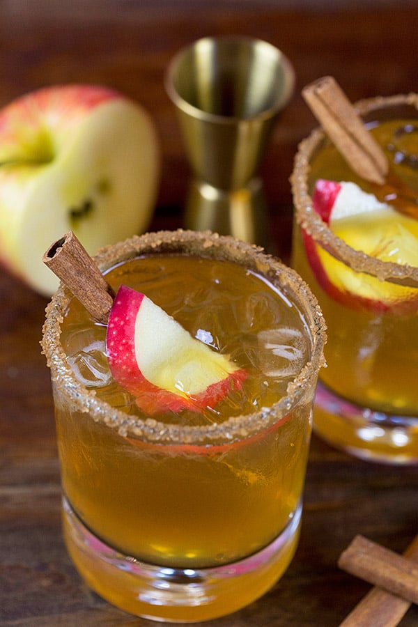 Fall is here! Grab some fresh apple cider and whip up this fun Bourbon Apple Cider Cocktail!