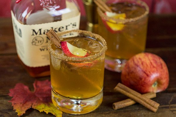 Fall is here! Grab some fresh apple cider and whip up this fun Bourbon Apple Cider Cocktail!