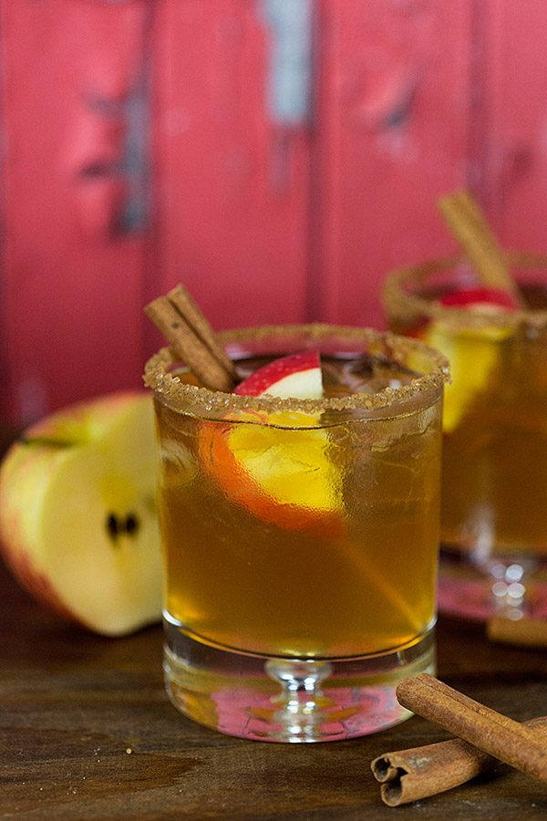 Fall is here! Grab some fresh apple cider and whip up this fun Bourbon Apple Cider Cocktail!
