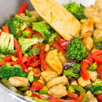 This General Tso's Chicken Stir Fry makes for an easy and delicious weeknight dinner!