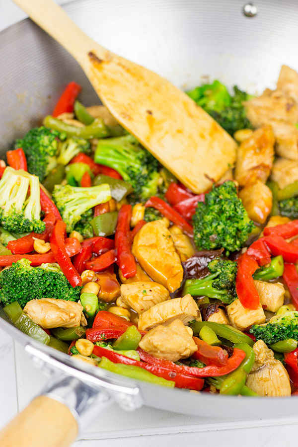 This General Tso's Chicken Stir Fry makes for an easy and delicious weeknight dinner!