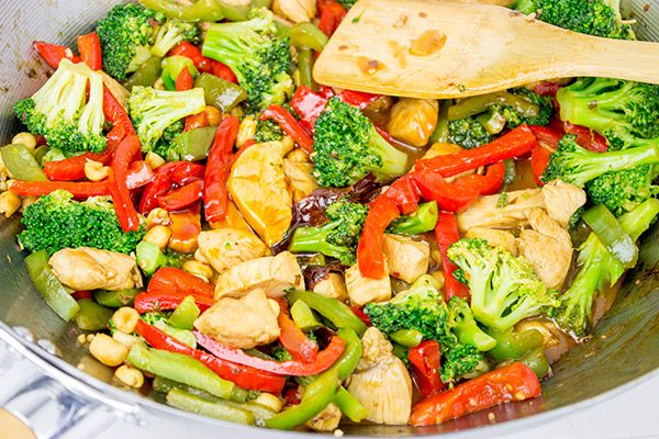 This General Tso's Chicken Stir Fry makes for an easy and delicious weeknight dinner!