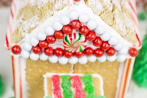 Have you ever made a Holiday Gingerbread House? Here are some tips and tricks for this classic Christmas activity!
