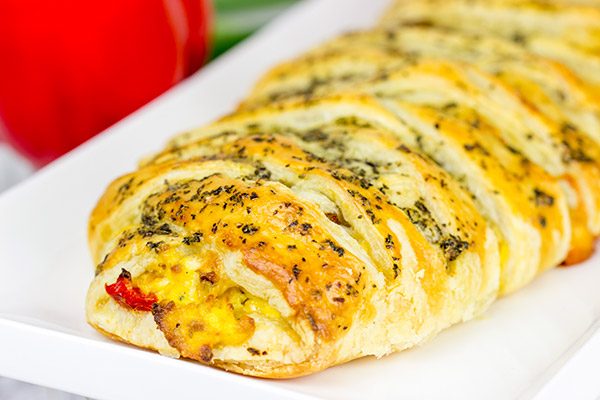This Sausage and Egg Breakfast Braid is a fun way to serve up a weekend breakfast!