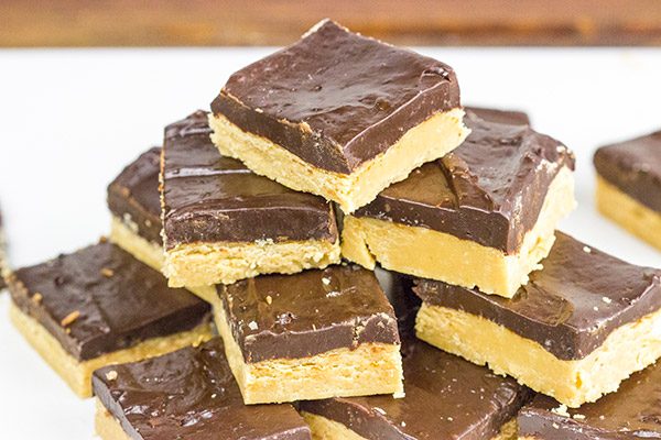 This Chocolate Peanut Butter Fudge is really easy to make...and it tastes like a homemade Reese Cup!
