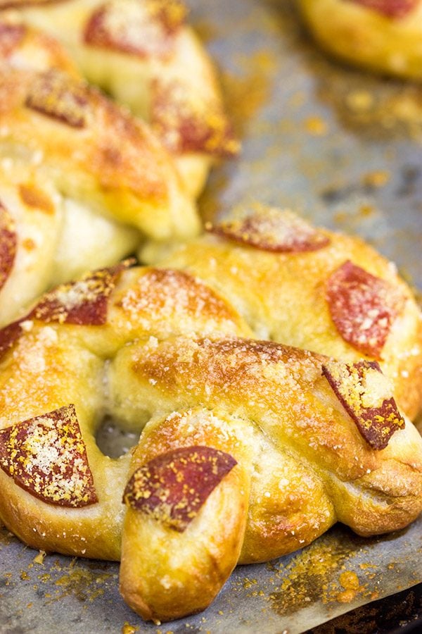 Soft, chewy homemade pretzels topped with tasty pepperoni...these Pepperoni Soft Pretzels make for an excellent appetizer while watching the big game!