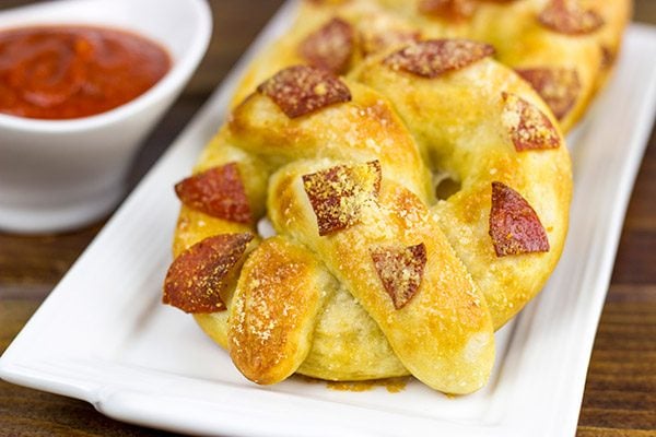 Soft, chewy homemade pretzels topped with tasty pepperoni...these Pepperoni Soft Pretzels make for an excellent appetizer while watching the big game!