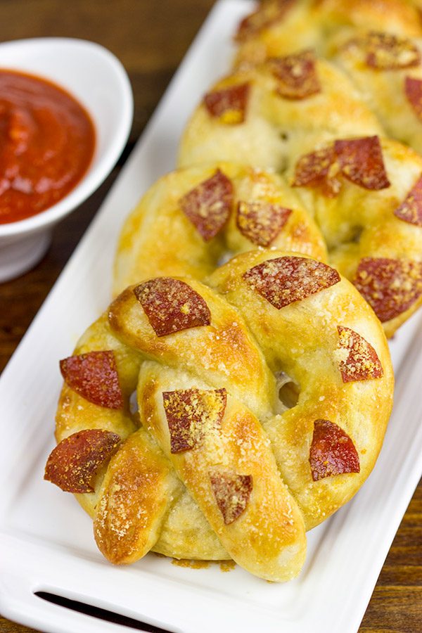 Soft, chewy homemade pretzels topped with tasty pepperoni...these Pepperoni Soft Pretzels make for an excellent appetizer while watching the big game!