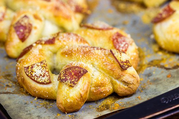 Soft, chewy homemade pretzels topped with tasty pepperoni...these Pepperoni Soft Pretzels make for an excellent appetizer while watching the big game!
