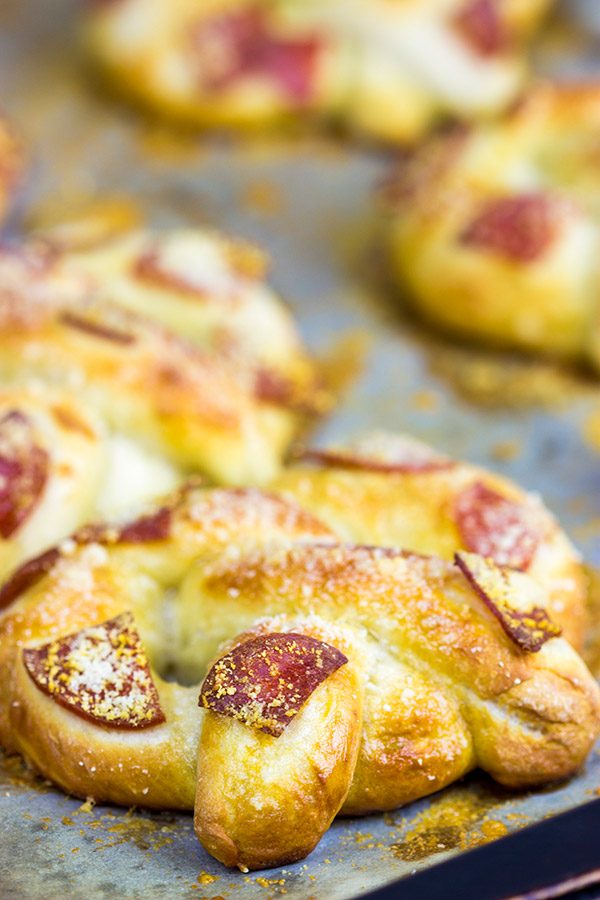 Soft, chewy homemade pretzels topped with tasty pepperoni...these Pepperoni Soft Pretzels make for an excellent appetizer while watching the big game!