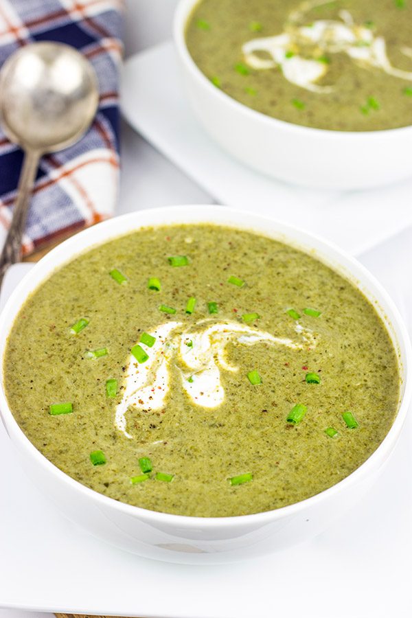Trying to cut back a little bit? This Healthy Spinach Artichoke Soup is the perfect solution!