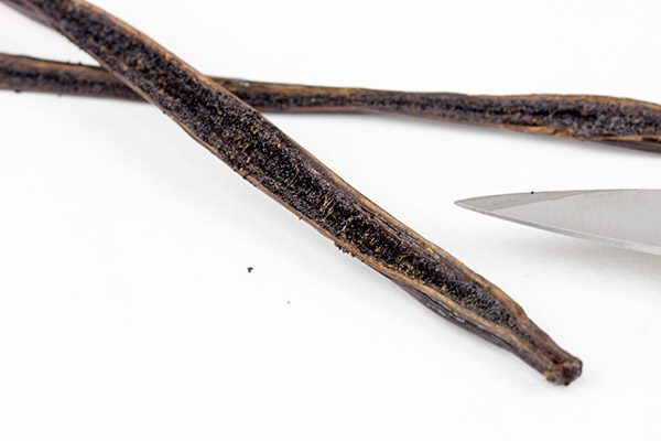 How to cut a vanilla bean