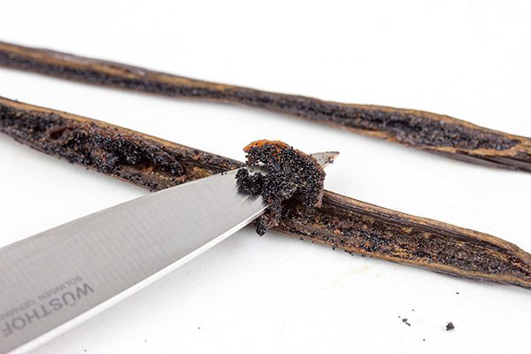 How to cut a vanilla bean