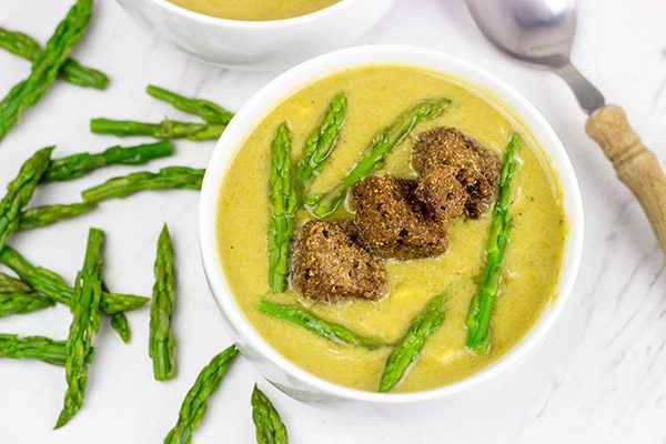 This Skinny Asparagus Soup makes for a great low-calorie meal on a chilly day!
