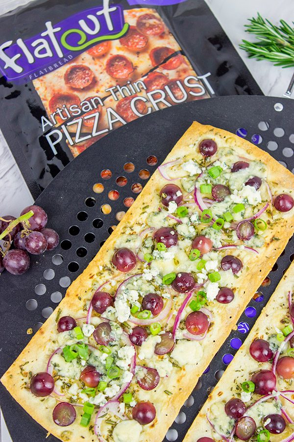 Featuring a sweet + savory combo of red grapes and blue cheese, these Blue Cheese and Roasted Grape Flatbread Pizzas make for an easy gourmet dinner!
