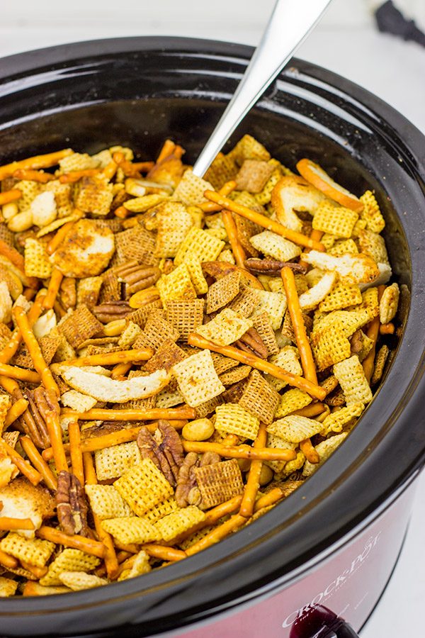 Craving a good snack for this weekend? This Slow Cooker Cajun Snack Mix is an easy and tasty treat!