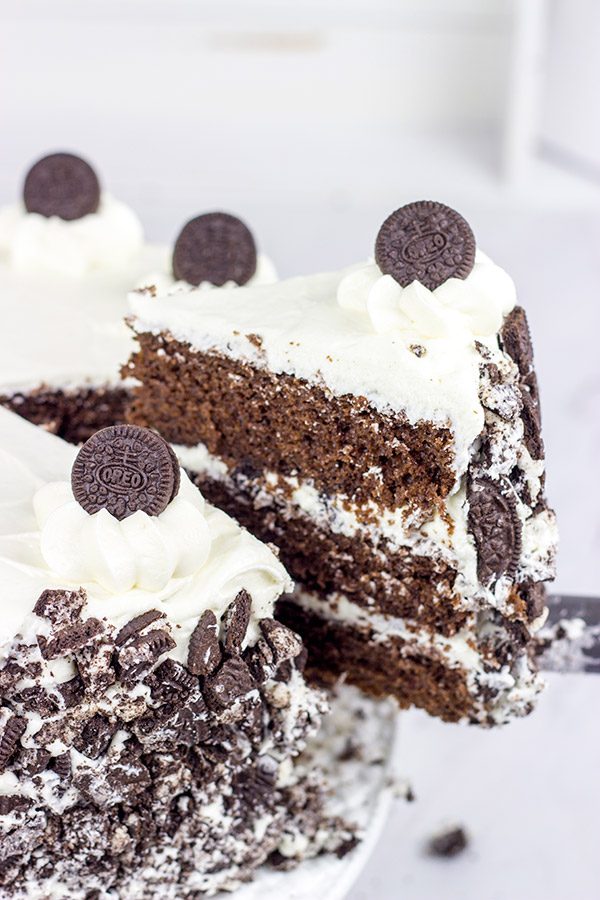 Turn your favorite cookie into a cake with this tasty Oreo Cake recipe!