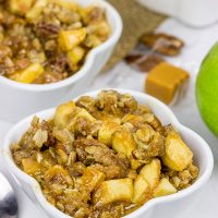 This Caramel Apple Crisp tastes like Autumn in a bowl!