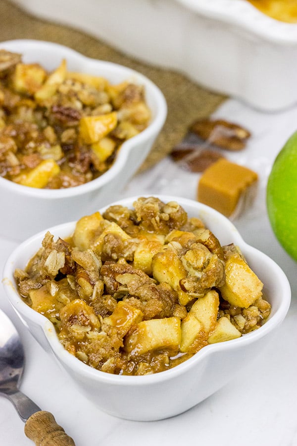 This Caramel Apple Crisp tastes like Autumn in a bowl!