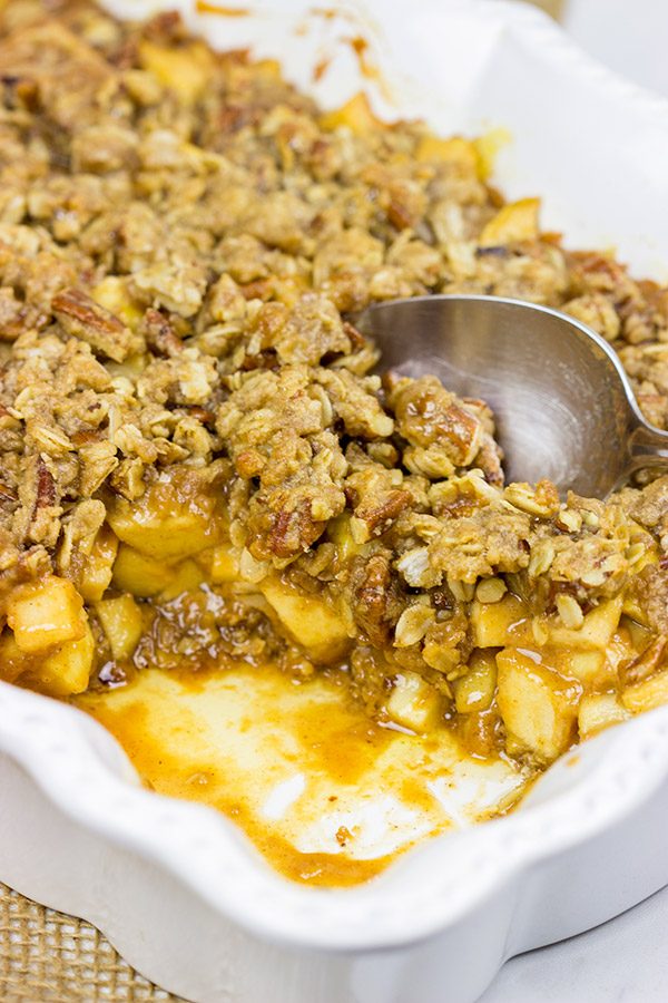 This Caramel Apple Crisp tastes like Autumn in a bowl!